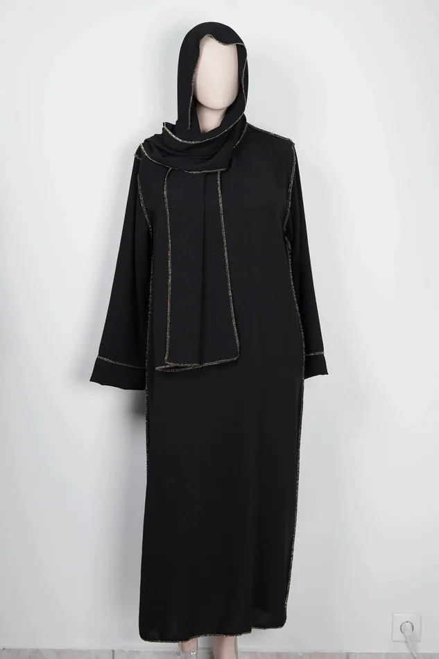 Abaya avec hijab intégré avec surpiqures dorées en Jazz
