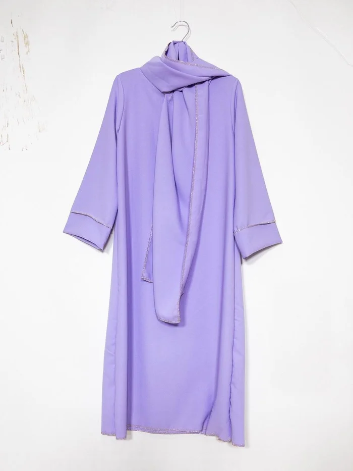 Abaya enfant avec hijab intégré avec surpiqures dorées en soie de médine