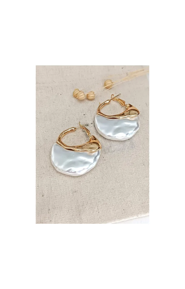 Boucles d’oreilles – Laiton plaqué or & perle synthétique