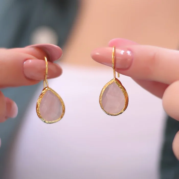 Boucles d’oreilles – Laiton plaqué or & quartz rose