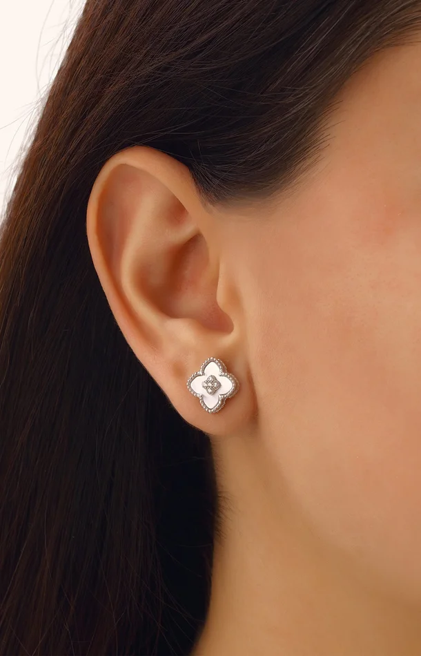 Boucles d’oreilles argentées en trèfle – Zircon & nacre – Blanc