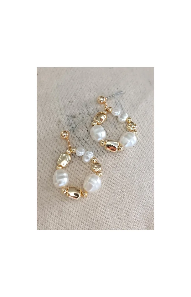 Boucles d’oreilles – Laiton plaqué or & perle synthétique