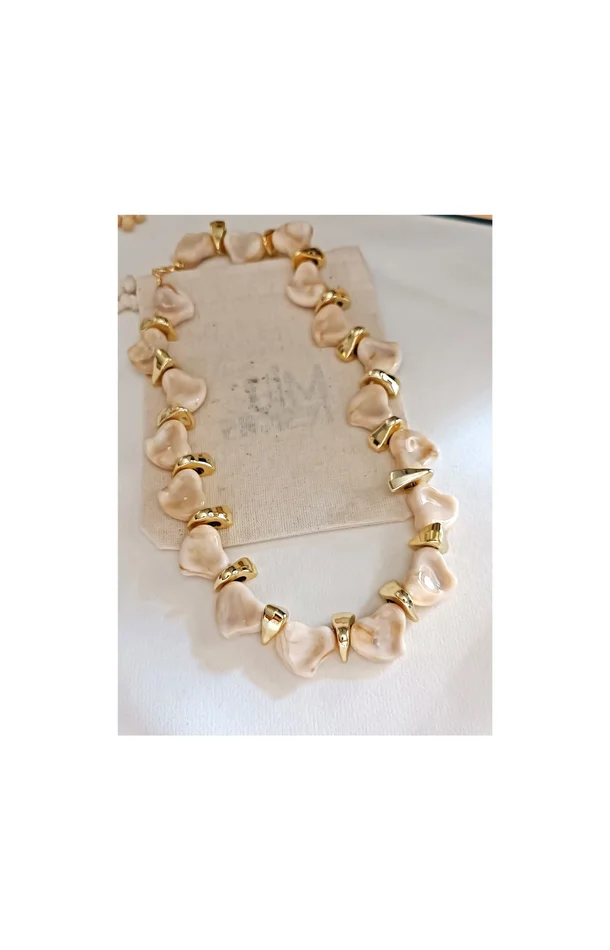 Collier – Laiton plaqué or & maillons effet résine – Beige