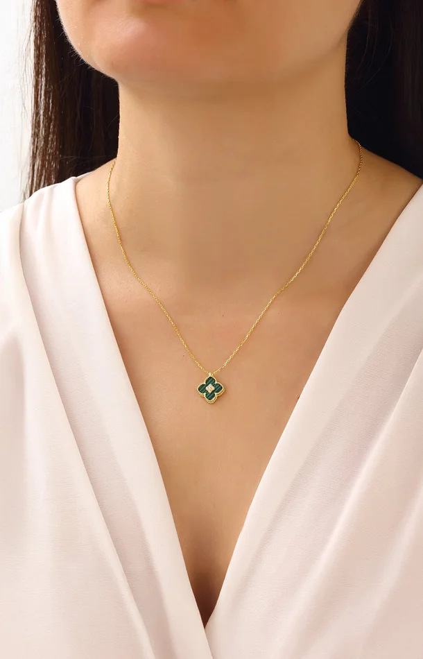Collier doré avec pendentif trèfle – Zircon & nacre – Vert