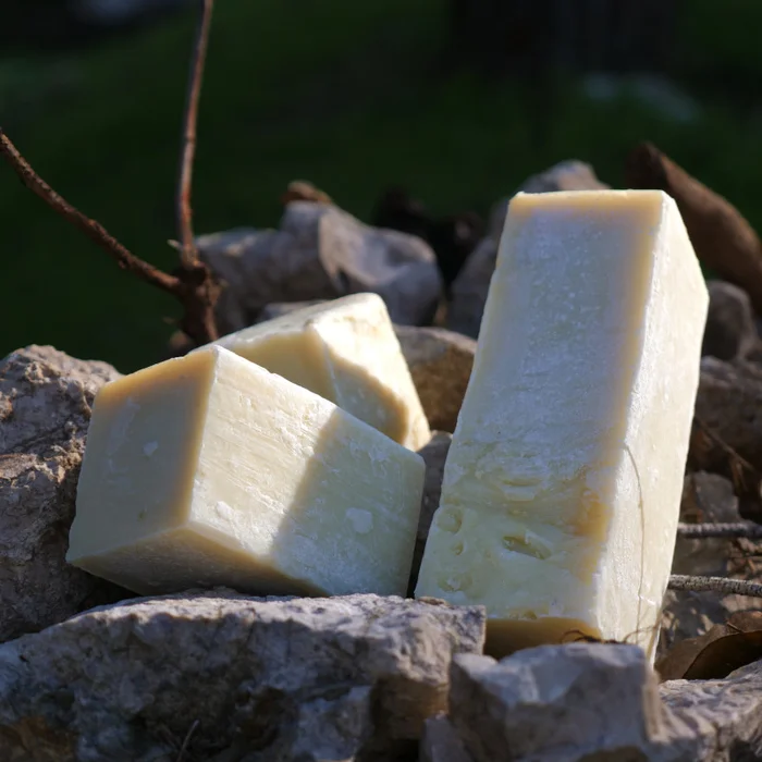 Déclassé BLANC – Savon de Marseille – vendu au kg – Morceaux divers – Extra Pur 72% – Pure Coco