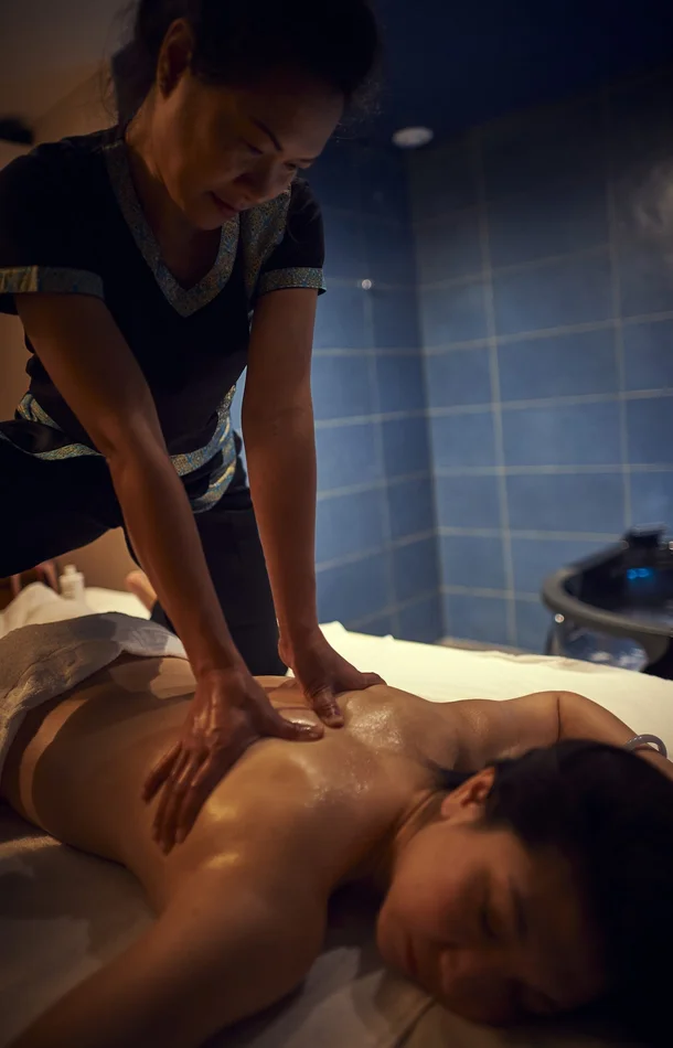 Sauna, gommage & massage thaï aux huiles chaudes – Duo